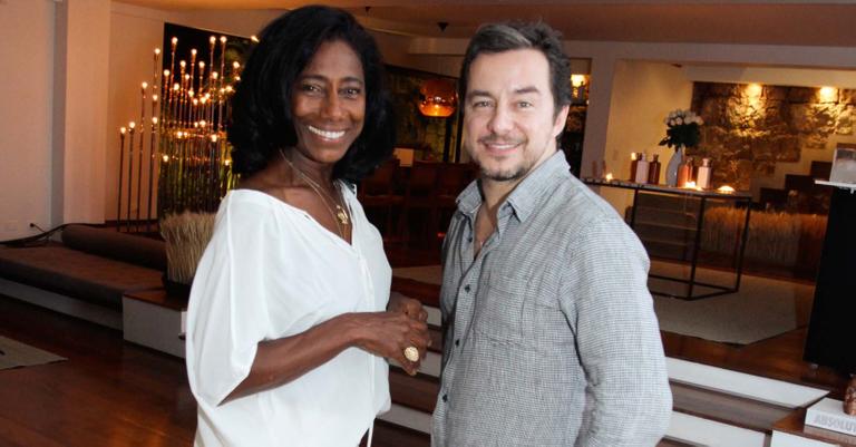 Gloria Maria em inauguração de hotel no Rio ao lado do ator Carlos Vieira
