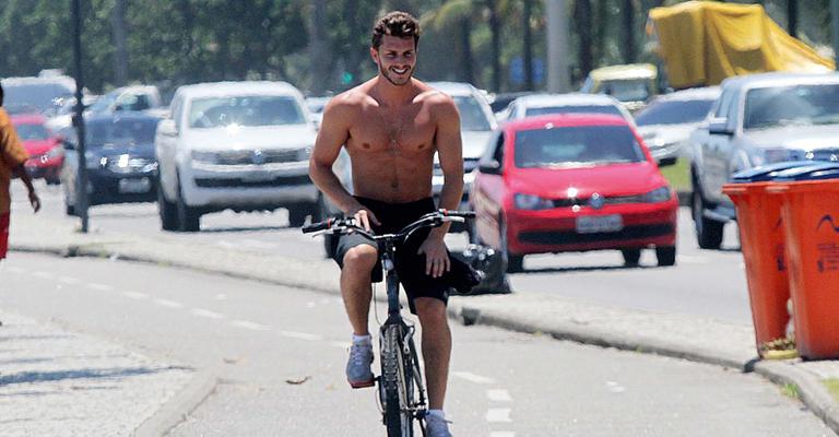 Klebber Toledo pedala na orla da Barra no Rio de Janeiro