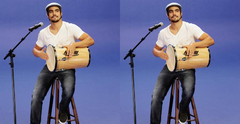 Caio Castro exibiu seu talento musical e gingado na gravação de videoclipe em São Paulo