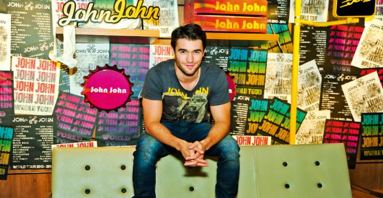 Josh Bowman visita o País pela primeira vez: ‘Caipirinha é fenomenal’