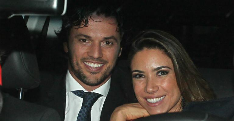 Patrícia Abravanel troca beijos com Fábio Faria no casamento da irmã