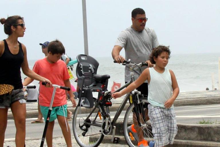 Após noivado, Ronaldo curte o Rio com a família
