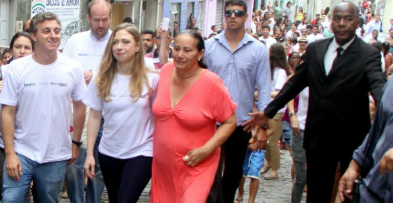 Luciano Huck vai com Chelsea Clinton ao Morro do Vidigal