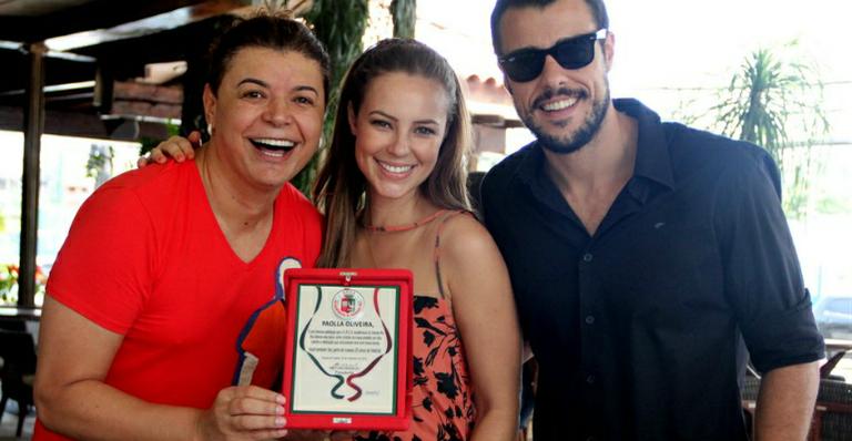 Com o marido, Paolla Oliveira recebe homenagem em churrascaria
