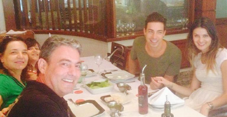 Di Ferrero aparece de mãos dadas com Isabeli Fontana em foto