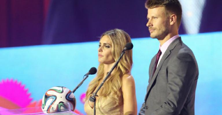 Decote de Fernanda Lima impede iranianos de ver sorteio da Copa