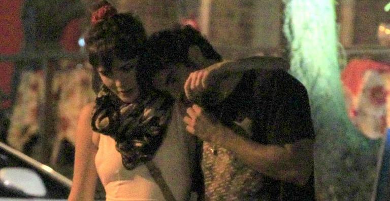 Caio Castro e Maria Casadevall são vistos em cenas de romance fora do estúdio