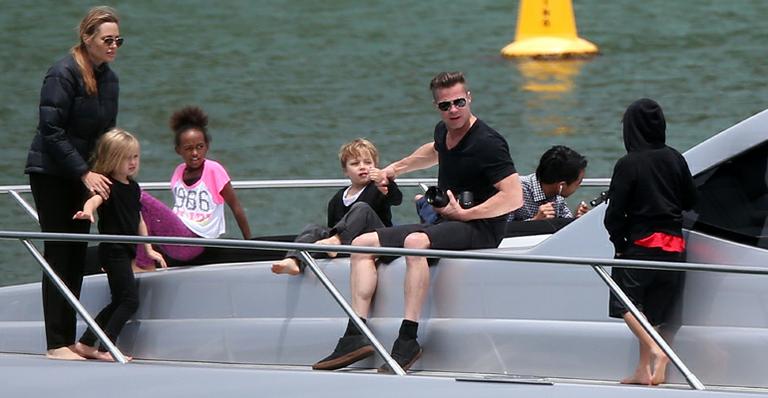 Angelina Jolie e Brad Pitt passeiam de iate com os seus seis filhos
