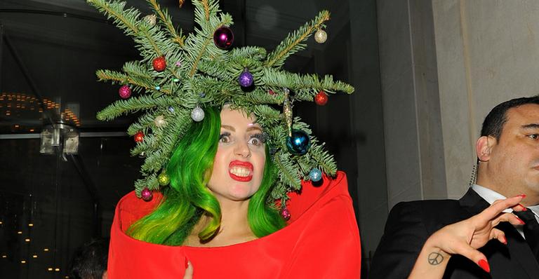 Cantora Lady Gaga se veste de árvore de Natal