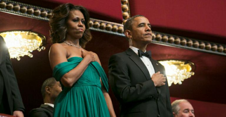Michelle Obama mostra elegância ao lado do marido Barack Obama