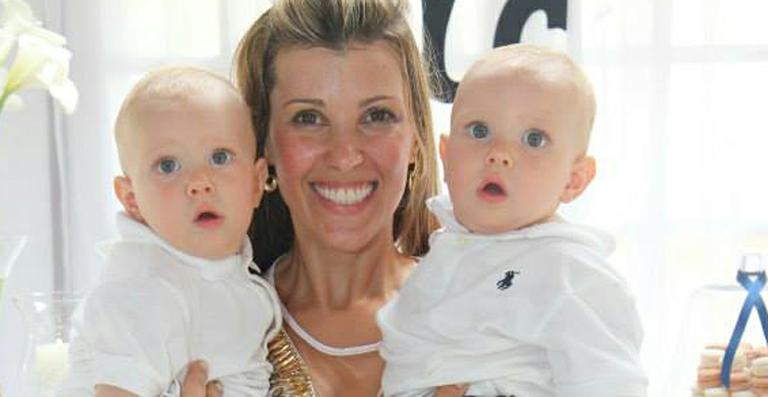 Ex-Paquita Roberta Cipriani batiza os filhos gêmeos, Cauã e Lucca