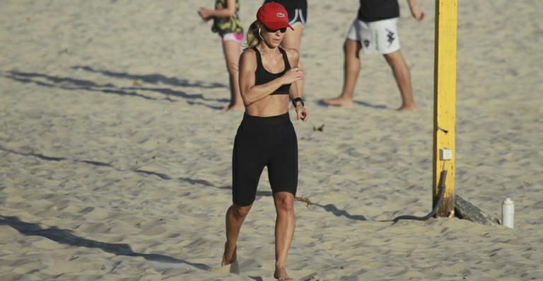 Carolina Dieckmann faz circuito de exercícios em praia