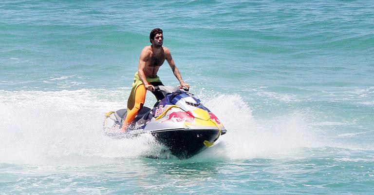 Pedro Scooby relaxa ao andar de jet ski na Bara da Tijuca, no Rio
