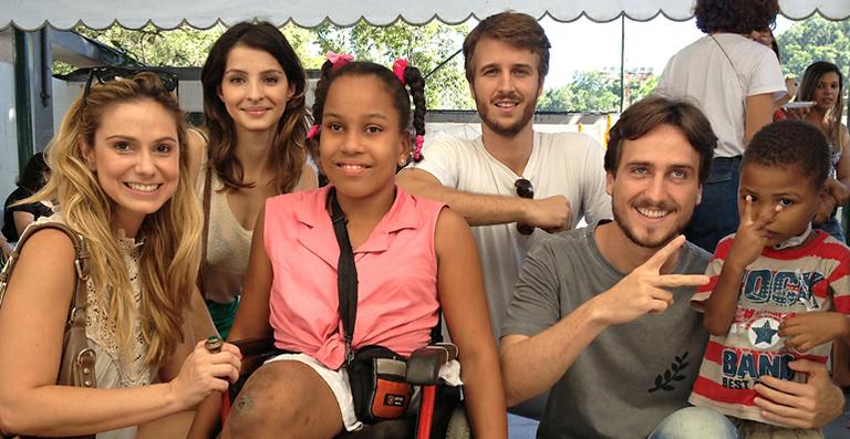 Atores participam de festa de Natal beneficente
