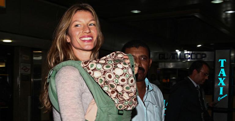 Gisele Bündchen desembarca no Brasil com a filha