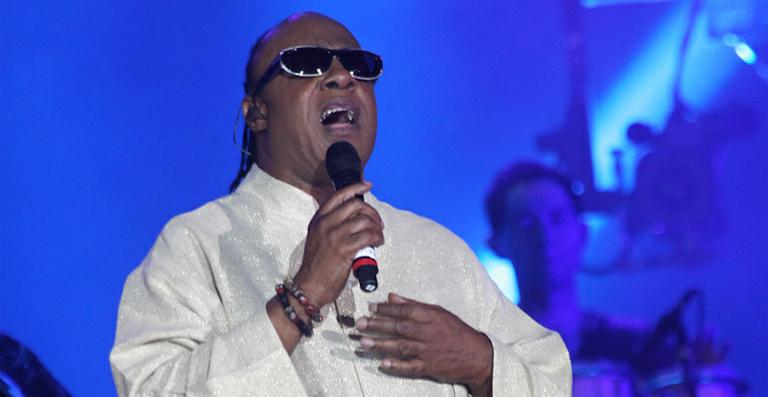 Stevie Wonder improvisa um show ao encontrar saxofonista na rua, em Brasília