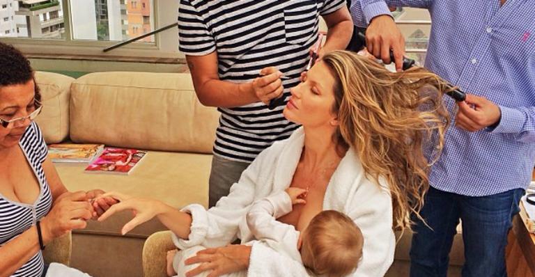 Versátil, Gisele Bündchen cuida de Vivian enquanto aproveita sessão de beleza