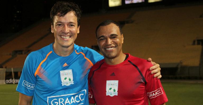 Rodrigo Faro participa de jogo beneficente ao lado de Denílson