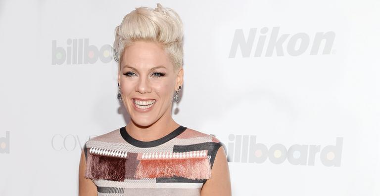 Pink recebe o prêmio de Mulher do Ano e alfineta Miley Cyrus