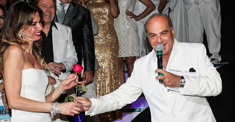 Luciana Gimenez ganha rosa do marido durante festa da RedeTV!
