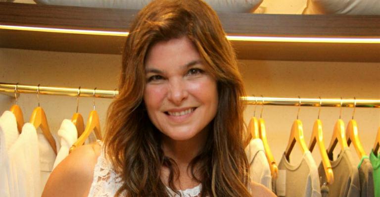 Aos 51, Cristiana Oliveira posa sem maquiagem após acordar: ‘Últimos minutinhos na cama’