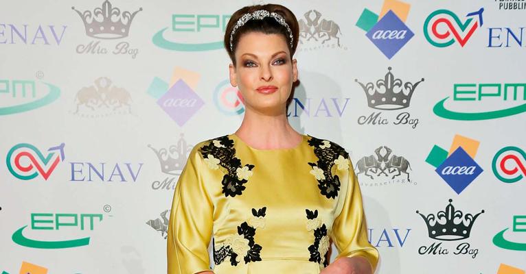 Linda Evangelista aposta em look vintage para jantar de gala
