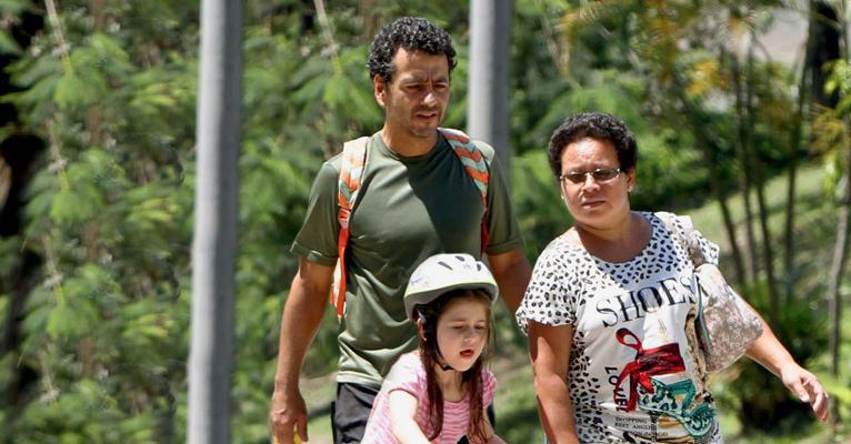 Marcos Palmeira leva Júlia para pedalar na Lagoa no Rio de Janeiro