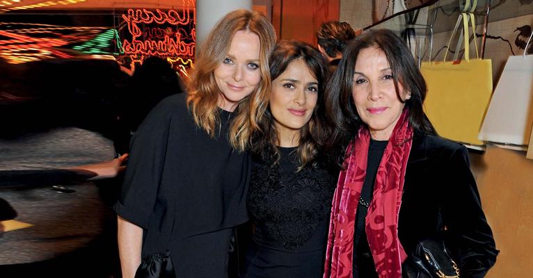 Stella McCartney celebra, em clima de natal, a decoração de sua loja ao lado de amigos