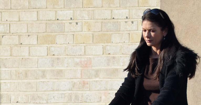 Catherine Zeta-Jones vai a compras em Nova York e evita falar do fim do casamento