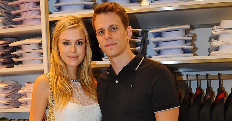 Cesar Cielo passeia sossegado com a namorada em shopping de São Paulo