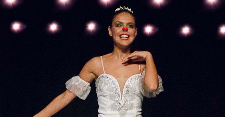 Paloma Bernardi em cena com suas alunas espetáculo em São Paulo