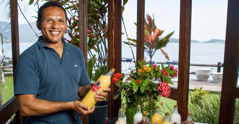 Rommel Cardozo, dono de bar no Rio, leva suas famosas bebidas para a Ilha de Caras