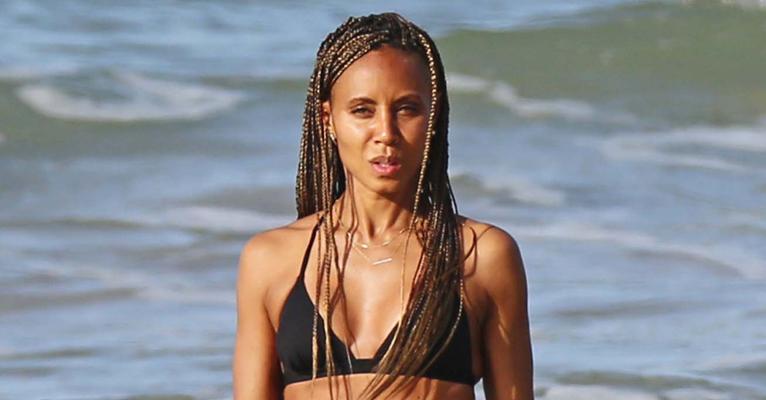 Jada Pinkett Smith se diverte em praia do Havaí