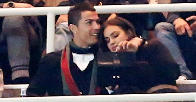 Cristiano Ronaldo assiste ao jogo de seu time ao lado de namorada russa