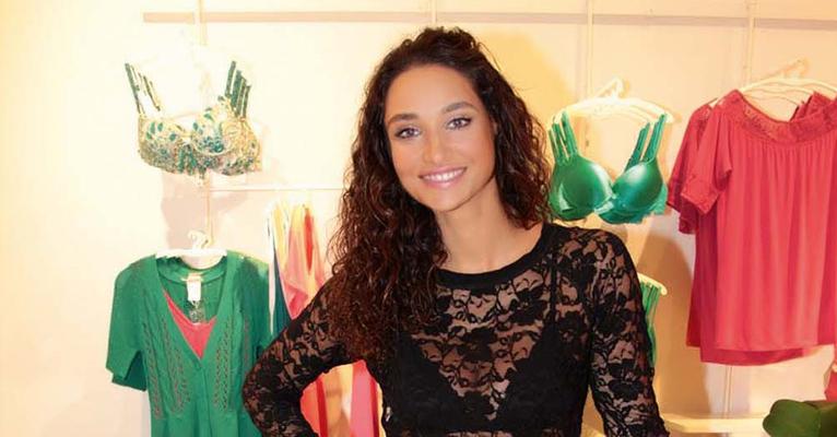 Débora Nascimento brilha em look preto em festa de lançamento de grife italiana em São Paulo