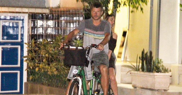 Rodrigo Hilbert e Fernanda Lima vão a jantar de bicicleta no Rio
