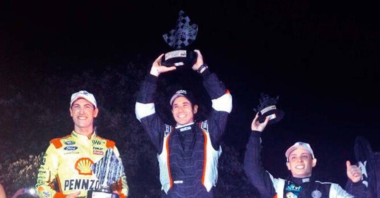 Helio Castroneves vence corrida na Colômbia em prol de uma fundação