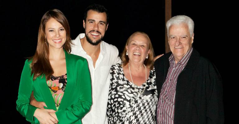 Paolla Oliveira aplaude estreia do marido, Joaquim Lopes, na peça ‘Intimidades’
