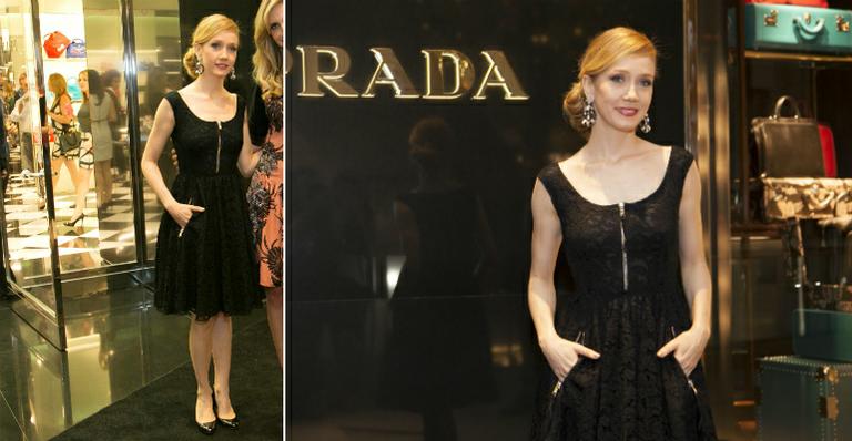 A atriz Camila Morgado arrasa em vestido preto de renda