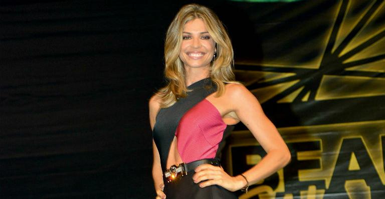 Usando vestido com saia, Grazi Massafera apareceu com barriga de fora no Rio