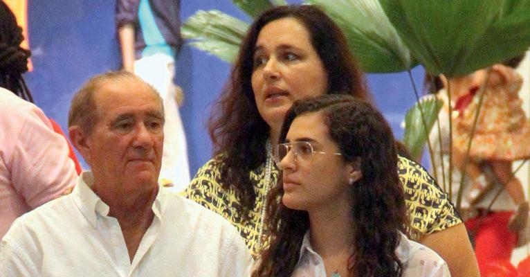 Renato Aragão faz compras em shopping do Rio ao lado da mulher e da filha