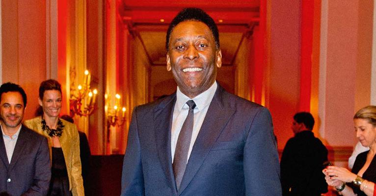 Ex-jogador Pelé recebe alta após cirurgia