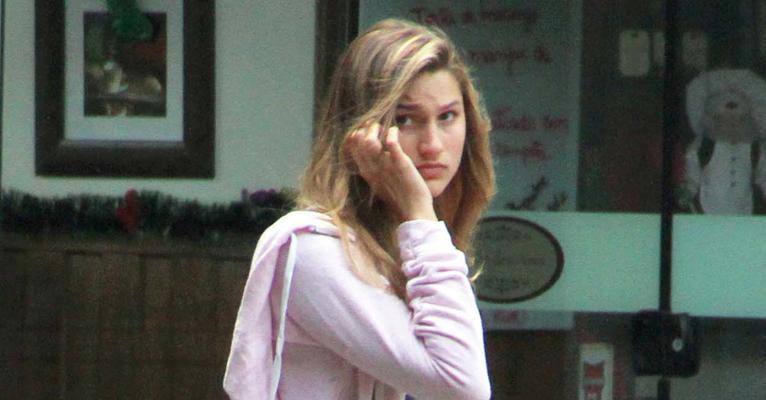 Sasha faz compras em shopping carioca com look despojado