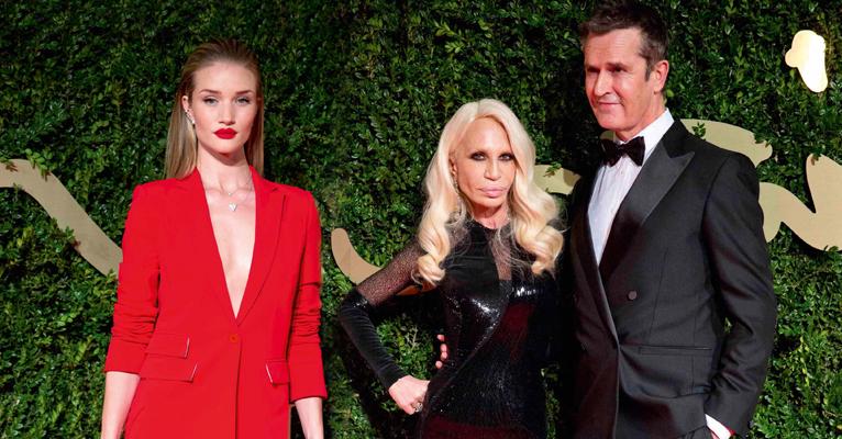 Rosie Huntington-Whiteley confere os eleitos no Britsh Fashion Awards em Londres