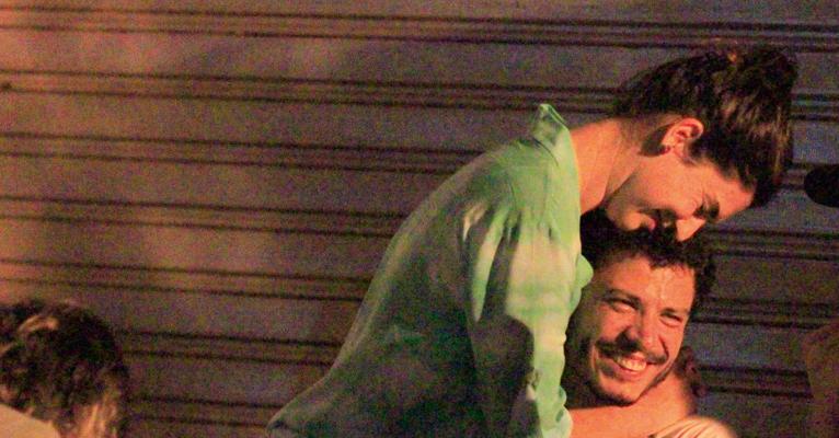 Fernanda Paes Leme protagoniza cenas de amor com o ator Rafael Queiroga no Rio