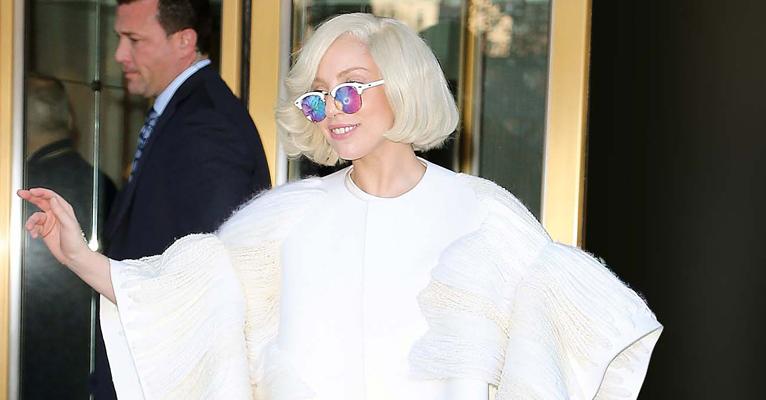 Lady Gaga em look ousado rumo ao Canadá para divulgar o álbum Artpop