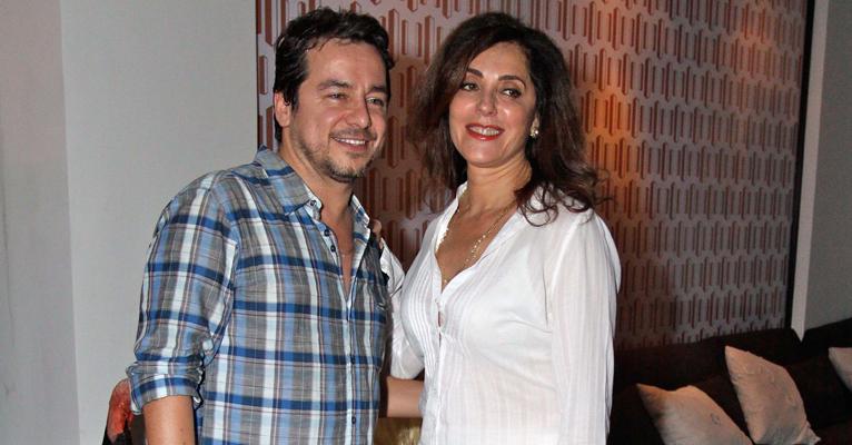 Christiane Torloni esbanja estilo e elegância em happy hour em hotel no Rio