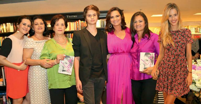 Luiza Brunet lança biografia, escrita por Laura Malin, no Rio