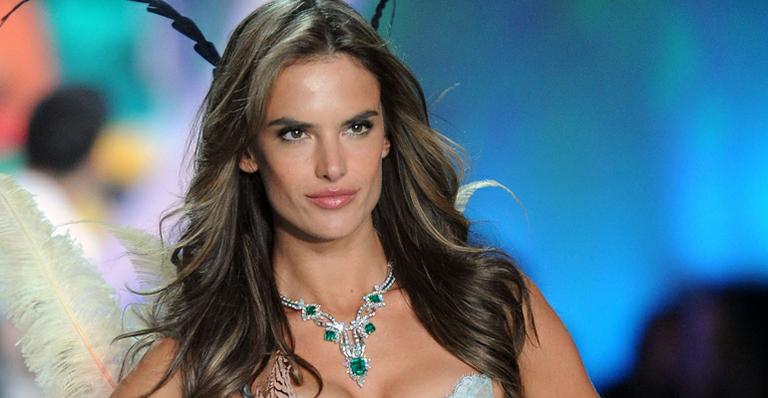 Alessandra Ambrósio mergulha para sessão de fotos: “Como uma sereia”