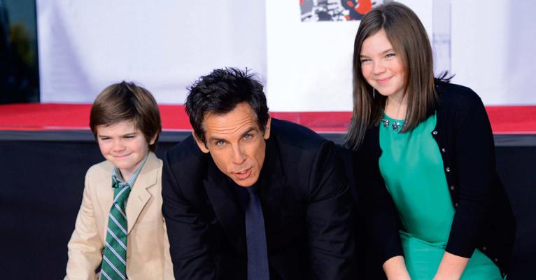 Ben Stiller é eternizado ao colocar as mãos e os pés em cimento em Los Angeles